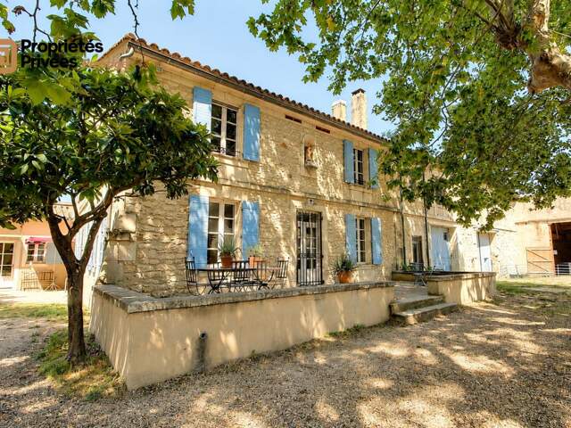 TARASCON  EN EXCLUSIVITÉ  Exceptionnel mas en pierre rénové de 364 m² habitables, offrant près de 1294 m² bâtis sur un terrain clos de 9 420 m² — photo du bien