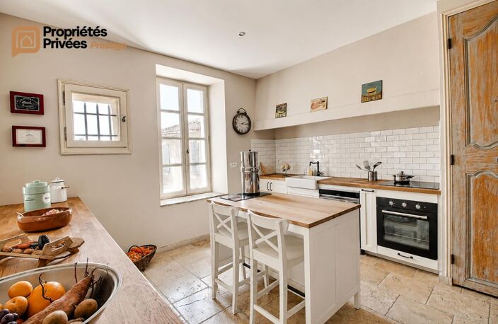 TARASCON  EN EXCLUSIVITÉ  Exceptionnel mas en pierre rénové de 364 m² habitables, offrant près de 1294 m² bâtis sur un terrain clos de 9 420 m² — photo 4