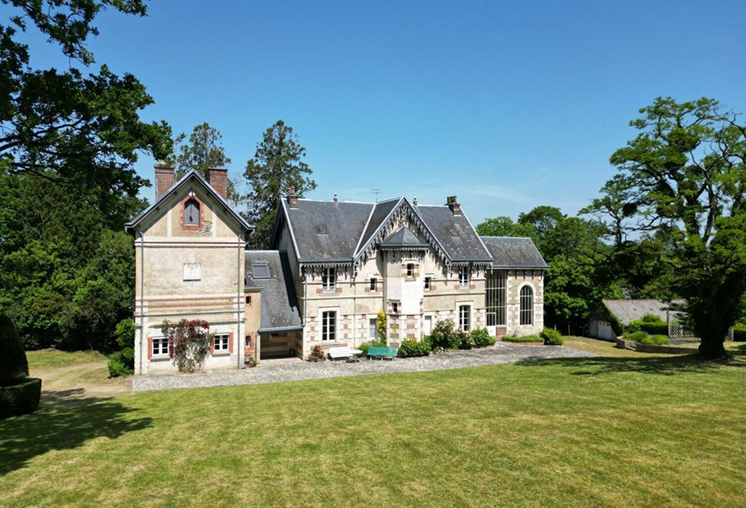 Manoir de 1850, maison de gardien et tennis sur un parc de 5ha — photo 1