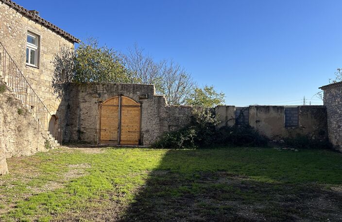 Le charme d'un mas authentique sur 4 hectares de nature entre oliviers et collines — photo 3