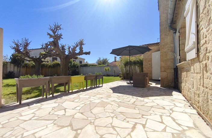 MAUGUIO / Belle maison familiale de caractère avec dépendance et jardin piscinable — photo 3