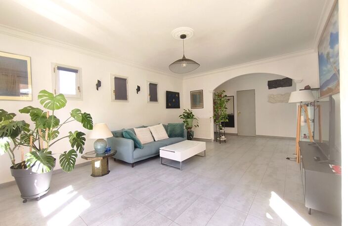 MAUGUIO / Belle maison familiale de caractère avec dépendance et jardin piscinable — photo 4