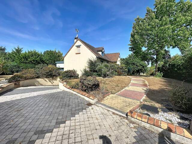 Maison familiale, terrain clôturé et arboré — photo du bien