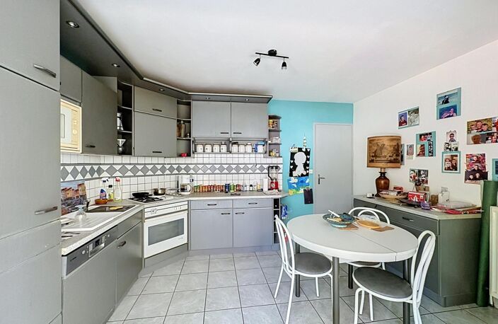 Maison familiale, terrain clôturé et arboré — photo 4