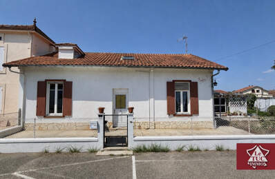 Maison rénovée avec jardin et garage — photo du bien