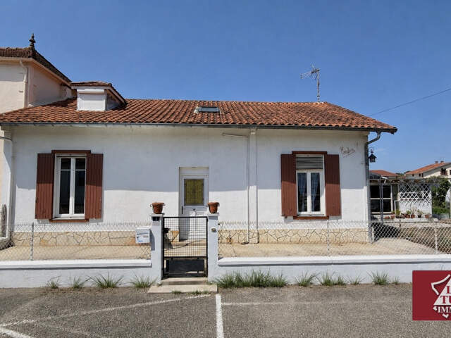 Maison rénovée avec jardin et garage — photo du bien