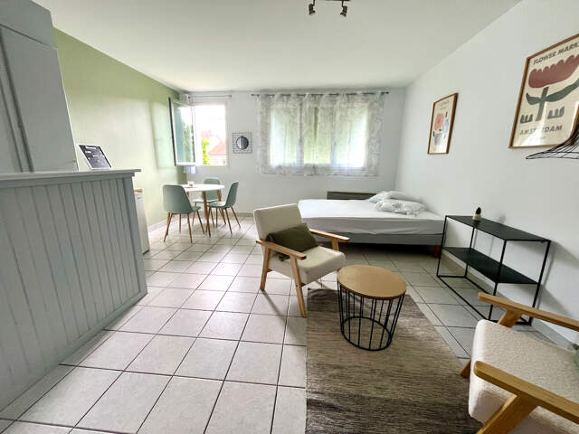 VILLENEUVE SUR LOT, studio MEUBLÉ refait complétement à neuf d'environ 27 m² en centre ville, à deux pas des commodités. Situé au dernier étage d'une petite résidence avec 4 appartements, il est lumineux  et offre une vue sur un jardin arboré. Il comprend — photo du bien