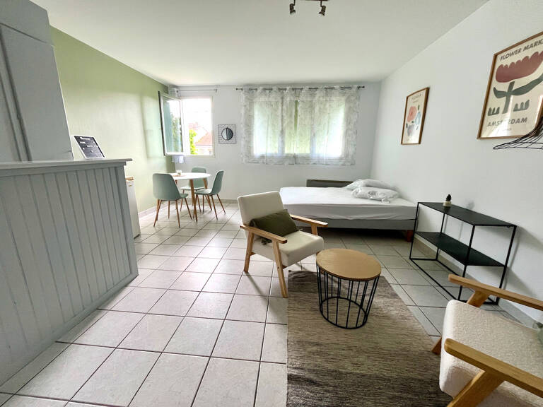 VILLENEUVE SUR LOT, studio MEUBLÉ refait complétement à neuf d'environ 27 m² en centre ville, à deux pas des commodités. Situé au dernier étage d'une petite résidence avec 4 appartements, il est lumineux  et offre une vue sur un jardin arboré. Il comprend — photo 1