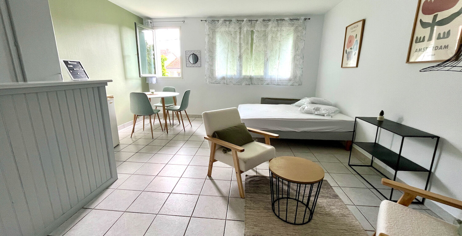VILLENEUVE SUR LOT, studio MEUBLÉ refait complétement à neuf d'environ 27 m² en centre ville, à deux pas des commodités. Situé au dernier étage d'une petite résidence avec 4 appartements, il est lumineux  et offre une vue sur un jardin arboré. Il comprend — photo 1