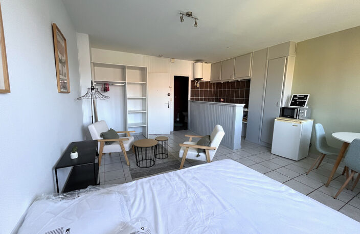 VILLENEUVE SUR LOT, studio MEUBLÉ refait complétement à neuf d'environ 27 m² en centre ville, à deux pas des commodités. Situé au dernier étage d'une petite résidence avec 4 appartements, il est lumineux  et offre une vue sur un jardin arboré. Il comprend — photo 2