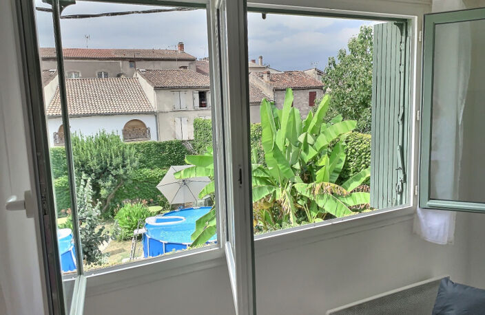 VILLENEUVE SUR LOT, studio MEUBLÉ refait complétement à neuf d'environ 27 m² en centre ville, à deux pas des commodités. Situé au dernier étage d'une petite résidence avec 4 appartements, il est lumineux  et offre une vue sur un jardin arboré. Il comprend — photo 3