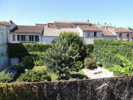 VILLENEUVE SUR LOT, studio MEUBLÉ refait complétement à neuf d'environ 27 m² en centre ville, à deux pas des commodités. Situé au dernier étage d'une petite résidence avec 4 appartements, il est lumineux  et offre une vue sur un jardin arboré. Il comprend — photo 4