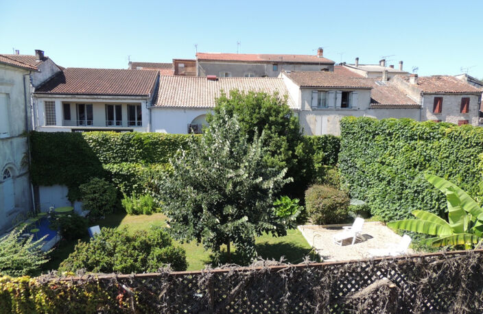 VILLENEUVE SUR LOT, studio MEUBLÉ refait complétement à neuf d'environ 27 m² en centre ville, à deux pas des commodités. Situé au dernier étage d'une petite résidence avec 4 appartements, il est lumineux  et offre une vue sur un jardin arboré. Il comprend — photo 4