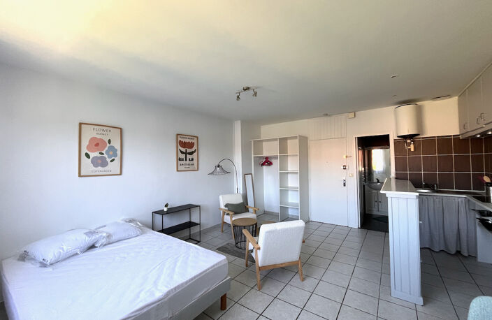 VILLENEUVE SUR LOT, studio MEUBLÉ refait complétement à neuf d'environ 27 m² en centre ville, à deux pas des commodités. Situé au dernier étage d'une petite résidence avec 4 appartements, il est lumineux  et offre une vue sur un jardin arboré. Il comprend — photo 5