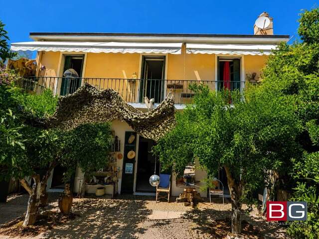 Villa spacieuse à Antibes Centre avec jardin et cheminée — photo du bien