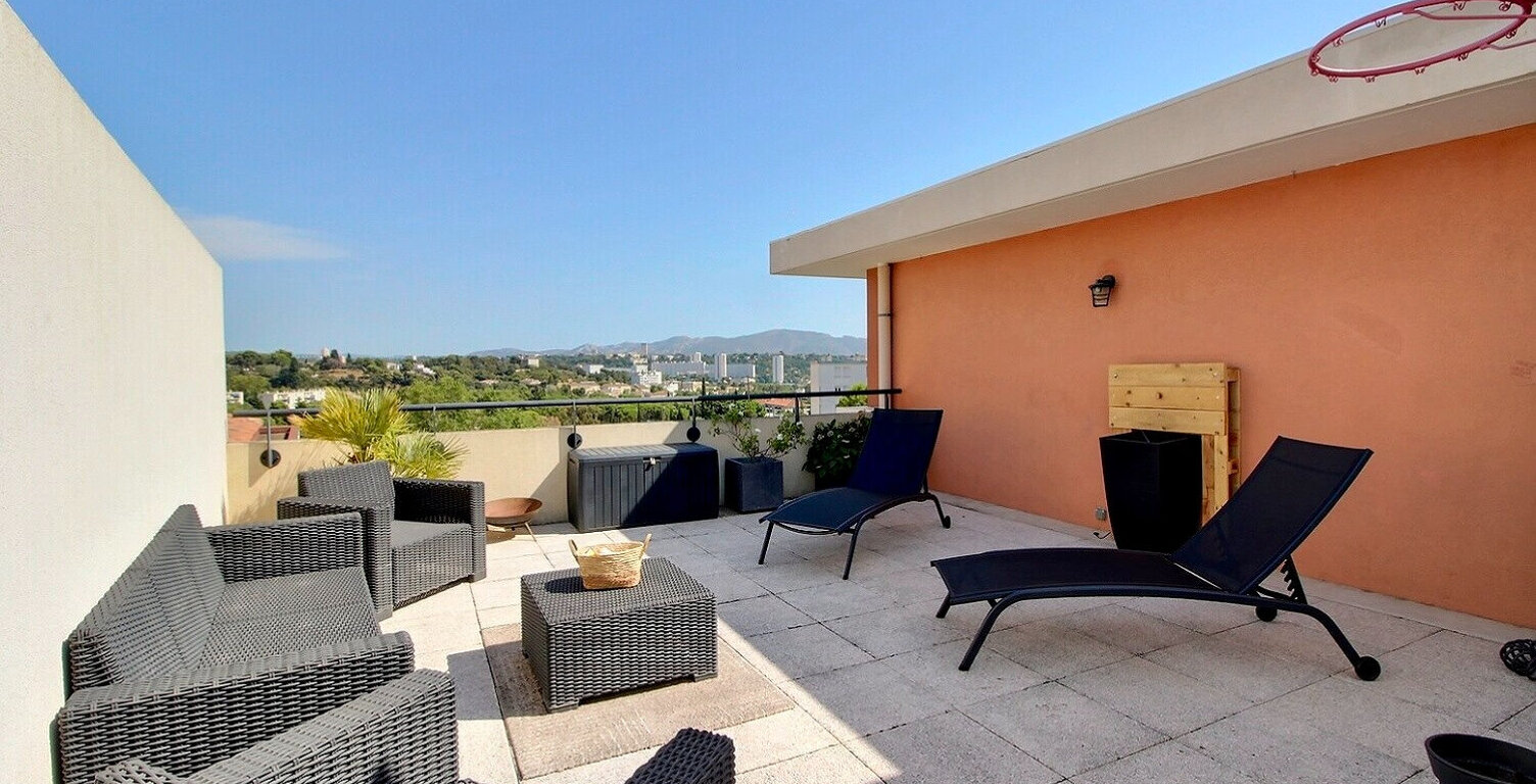 Appartement Marseille de type 4 de 80m² avec 2 grandes terrasses, garage double et place privative — photo 1