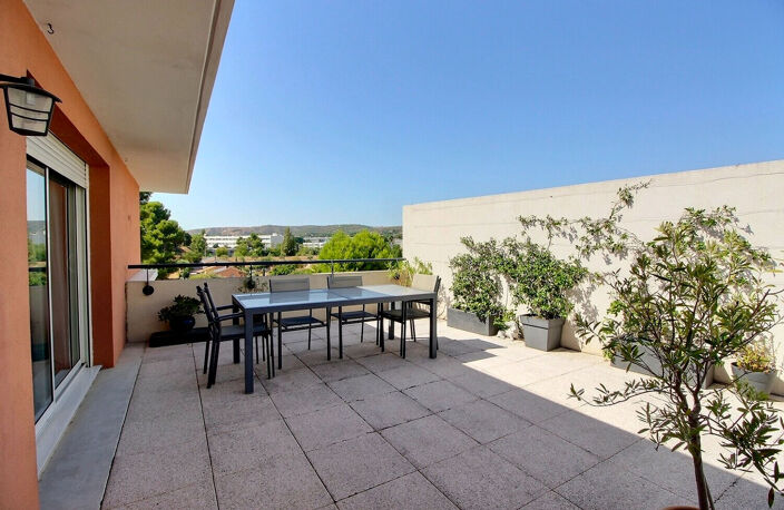Appartement Marseille de type 4 de 80m² avec 2 grandes terrasses, garage double et place privative — photo 2