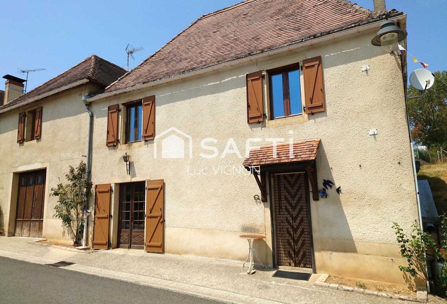 Maison de bourg en pierre avec terrasse et jardin — photo 1
