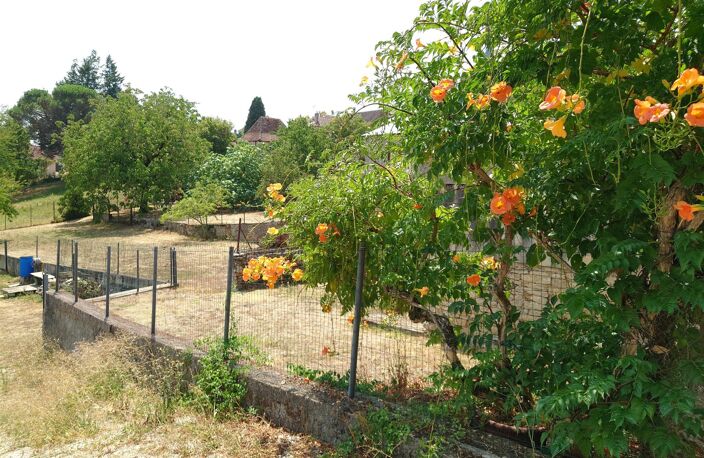 Maison de bourg en pierre avec terrasse et jardin — photo 2