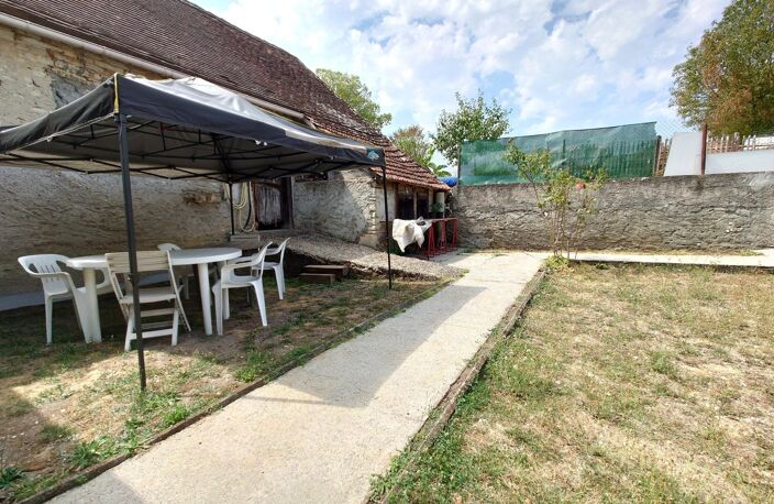 Maison de bourg en pierre avec terrasse et jardin — photo 3