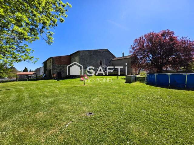 Maison de village aux volumes XXL, jardin agréable — photo du bien