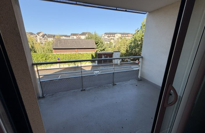 T3 AVEC BALCON ET VUE PANORAMIQUE SUR LA MAYENNE   LAVAL (53 — photo 2