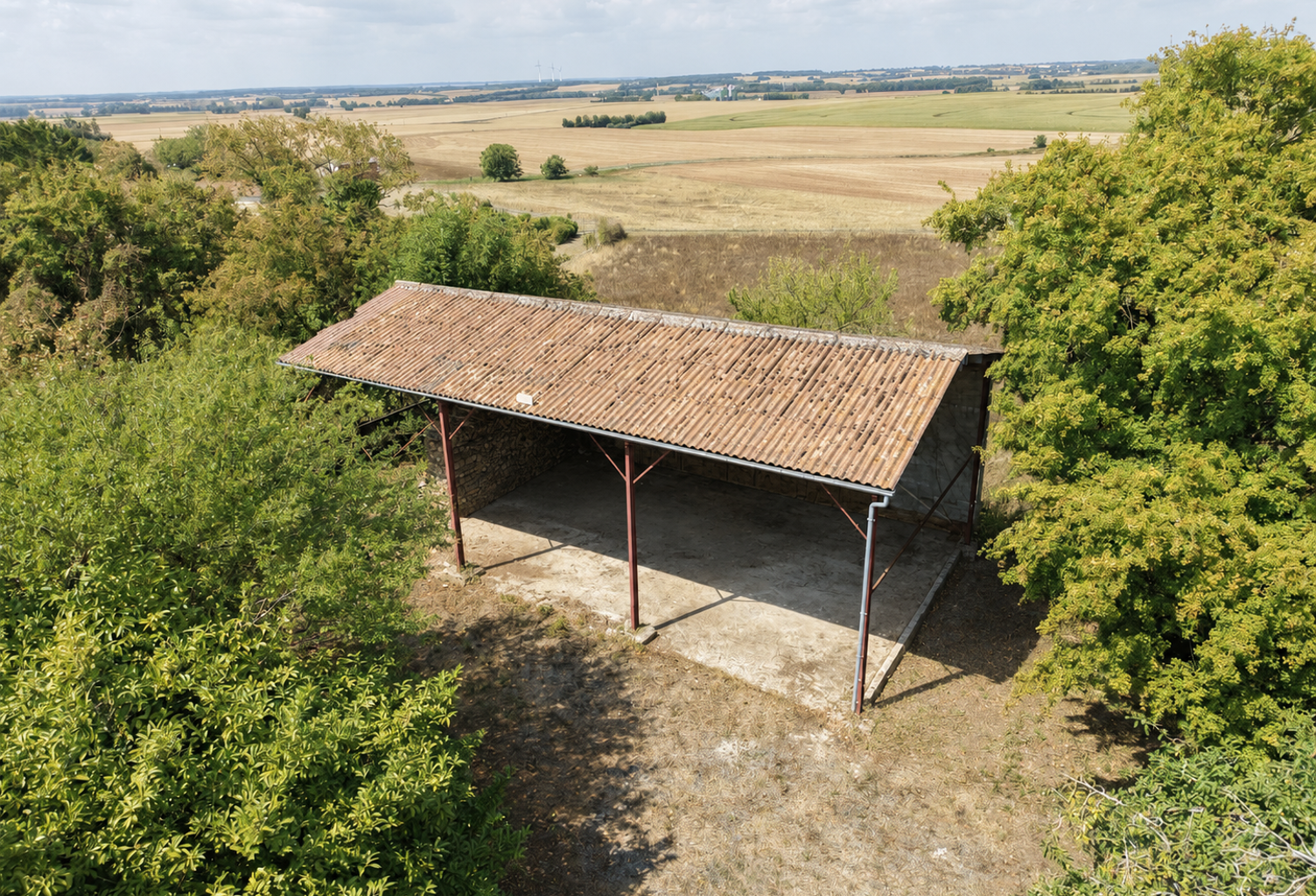 ? Hangar de 100 m2 sur 2 200 m2 de terrain à Tusson ? — photo 1