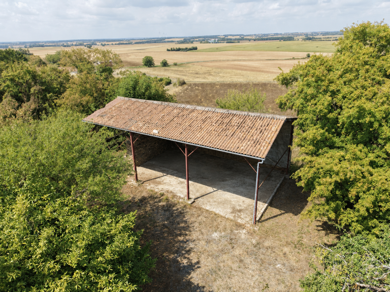 ? Hangar de 100 m2 sur 2 200 m2 de terrain à Tusson ? — photo 1