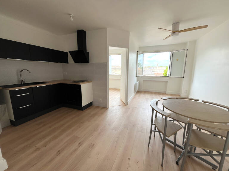Villeneuve sur Lot, appartement T3 refait à neuf. D'une surface de 45,87 m², il est situé au 3ème et dernier étage d'un immeuble tranquille.  Ses atouts :  * une pièce de vie lumineuse avec sa cuisine équipée fonctionnelle (four, plaques, hotte, rangement — photo 1