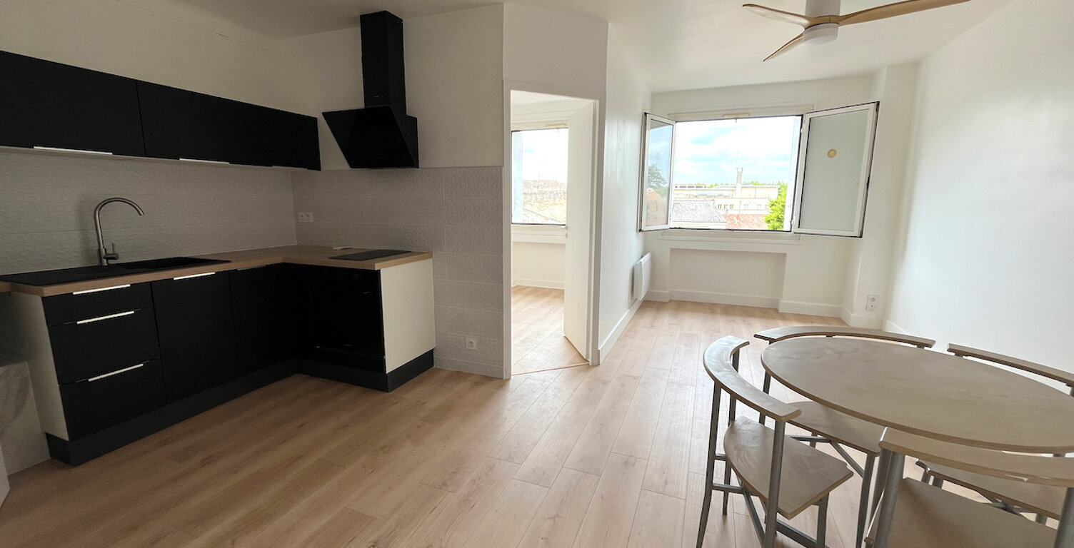 Villeneuve sur Lot, appartement T3 refait à neuf. D'une surface de 45,87 m², il est situé au 3ème et dernier étage d'un immeuble tranquille.  Ses atouts :  * une pièce de vie lumineuse avec sa cuisine équipée fonctionnelle (four, plaques, hotte, rangement — photo 1