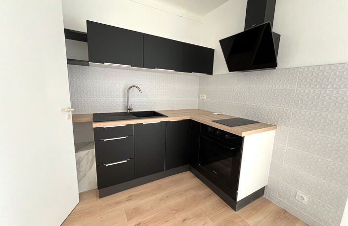 Villeneuve sur Lot, appartement T3 refait à neuf. D'une surface de 45,87 m², il est situé au 3ème et dernier étage d'un immeuble tranquille.  Ses atouts :  * une pièce de vie lumineuse avec sa cuisine équipée fonctionnelle (four, plaques, hotte, rangement — photo 2