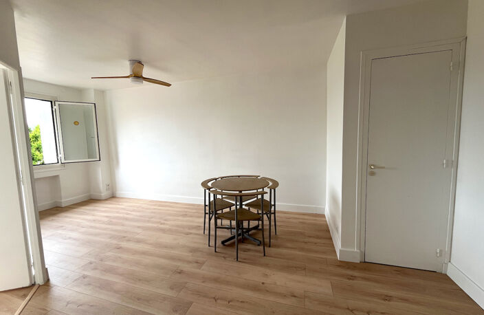 Villeneuve sur Lot, appartement T3 refait à neuf. D'une surface de 45,87 m², il est situé au 3ème et dernier étage d'un immeuble tranquille.  Ses atouts :  * une pièce de vie lumineuse avec sa cuisine équipée fonctionnelle (four, plaques, hotte, rangement — photo 3