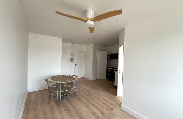 Villeneuve sur Lot, appartement T3 refait à neuf. D'une surface de 45,87 m², il est situé au 3ème et dernier étage d'un immeuble tranquille.  Ses atouts :  * une pièce de vie lumineuse avec sa cuisine équipée fonctionnelle (four, plaques, hotte, rangement — photo 4