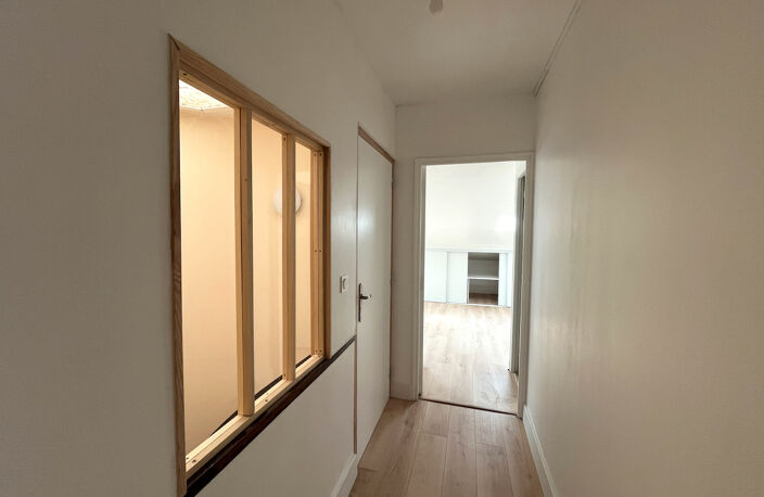 Villeneuve sur Lot, appartement T3 refait à neuf. D'une surface de 45,87 m², il est situé au 3ème et dernier étage d'un immeuble tranquille.  Ses atouts :  * une pièce de vie lumineuse avec sa cuisine équipée fonctionnelle (four, plaques, hotte, rangement — photo 5