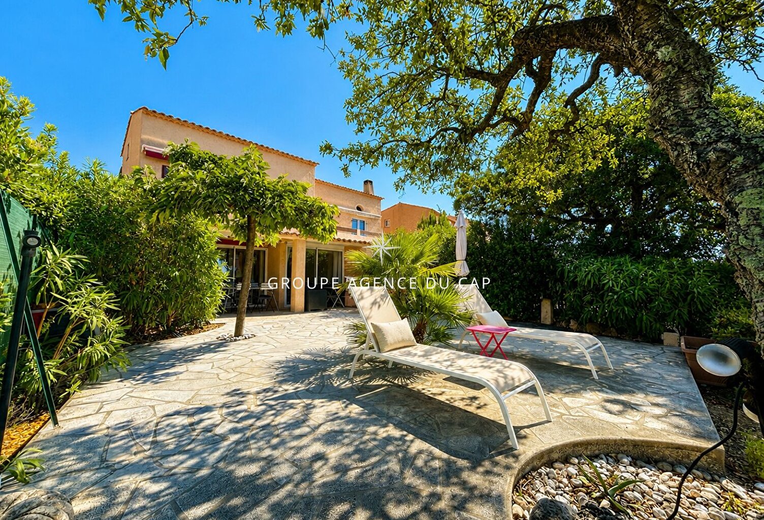 A VENDRE AUX ISSAMBRES APPARTEMENT VUE MER SUR LE GOLF DE SAINT-TROPEZ — photo 1