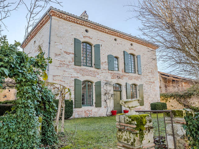 Ancien Presbytère du 18e siècle avec piscine et dépendances — photo du bien