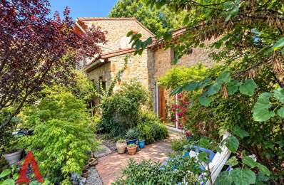 Charmante maison en pierre avec plusieurs chambres, jardin luxuriant et plusieurs terrasses — photo du bien