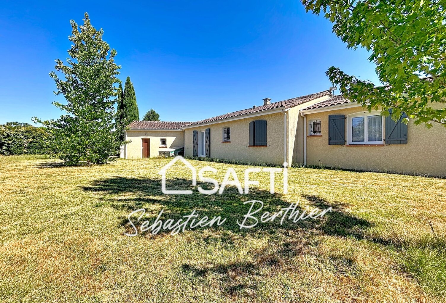 Maison familiale de plain-pied  6 chambres  Terrain arboré de 2 460 m² — photo 1