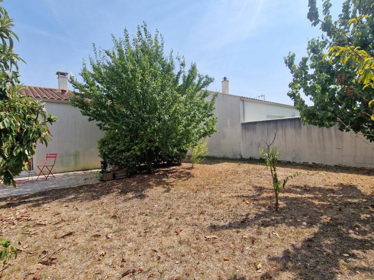 Maison de plain-pied avec jardin arboré. — photo 1