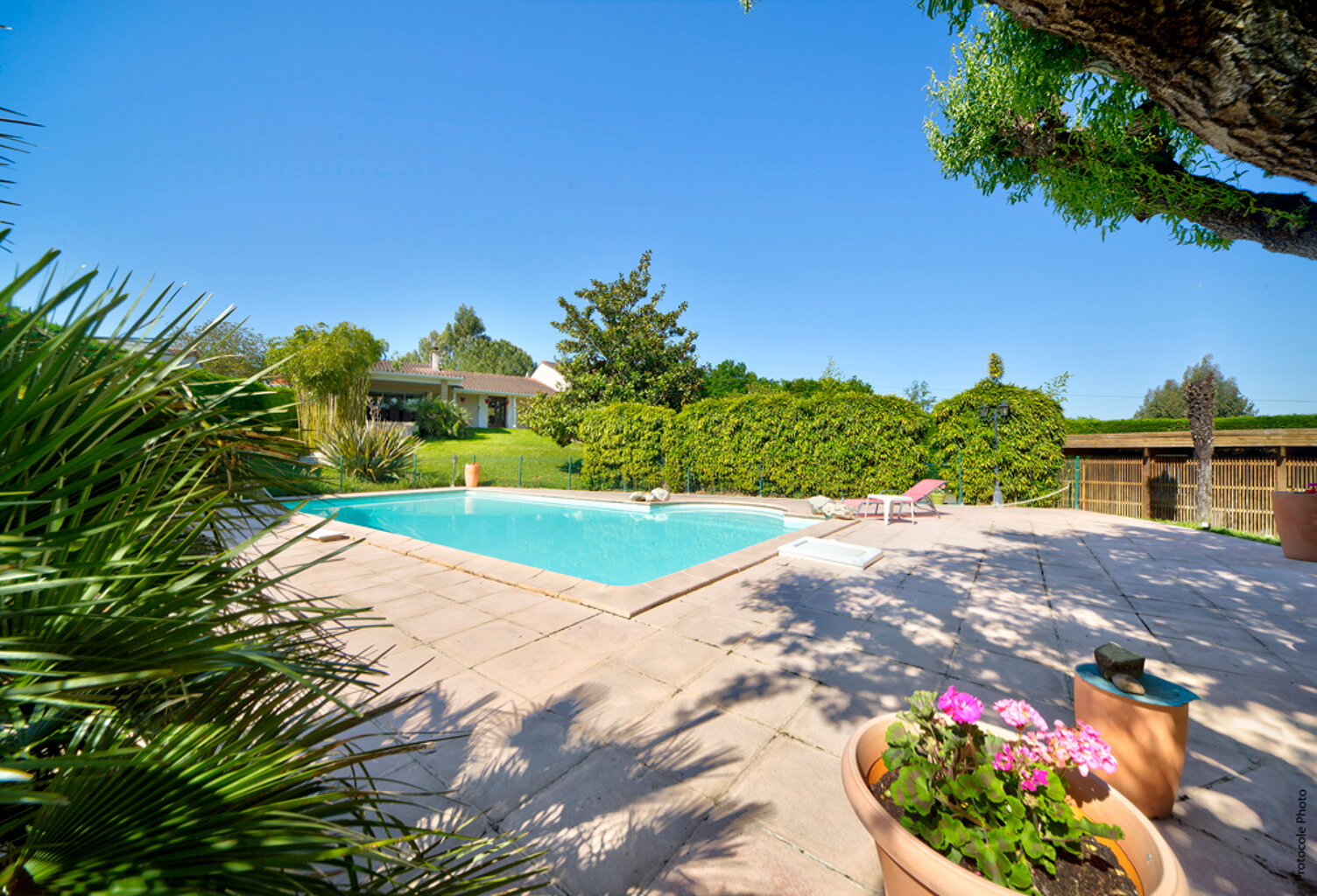 SAINT-SAUVEUR - Maison d'architecte de 214m² sur 2560m² de parc paysagé. — photo 1