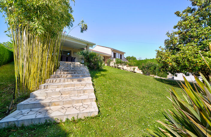 SAINT-SAUVEUR - Maison d'architecte de 214m² sur 2560m² de parc paysagé. — photo 3