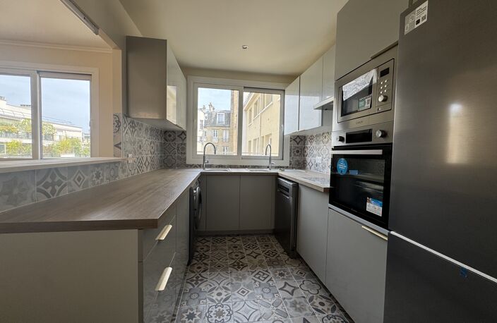 3 PIÈCES 71 M² – ENTIEREMENT RÉNOVÉ – VUES DÉGAGÉES — photo 2