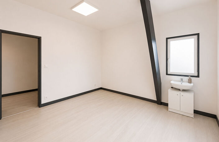 À LOUER BUREAU / CABINET PROFESSIONNEL AVEC POINT D'EAU - SECTEUR CAVIGNAC — photo 3