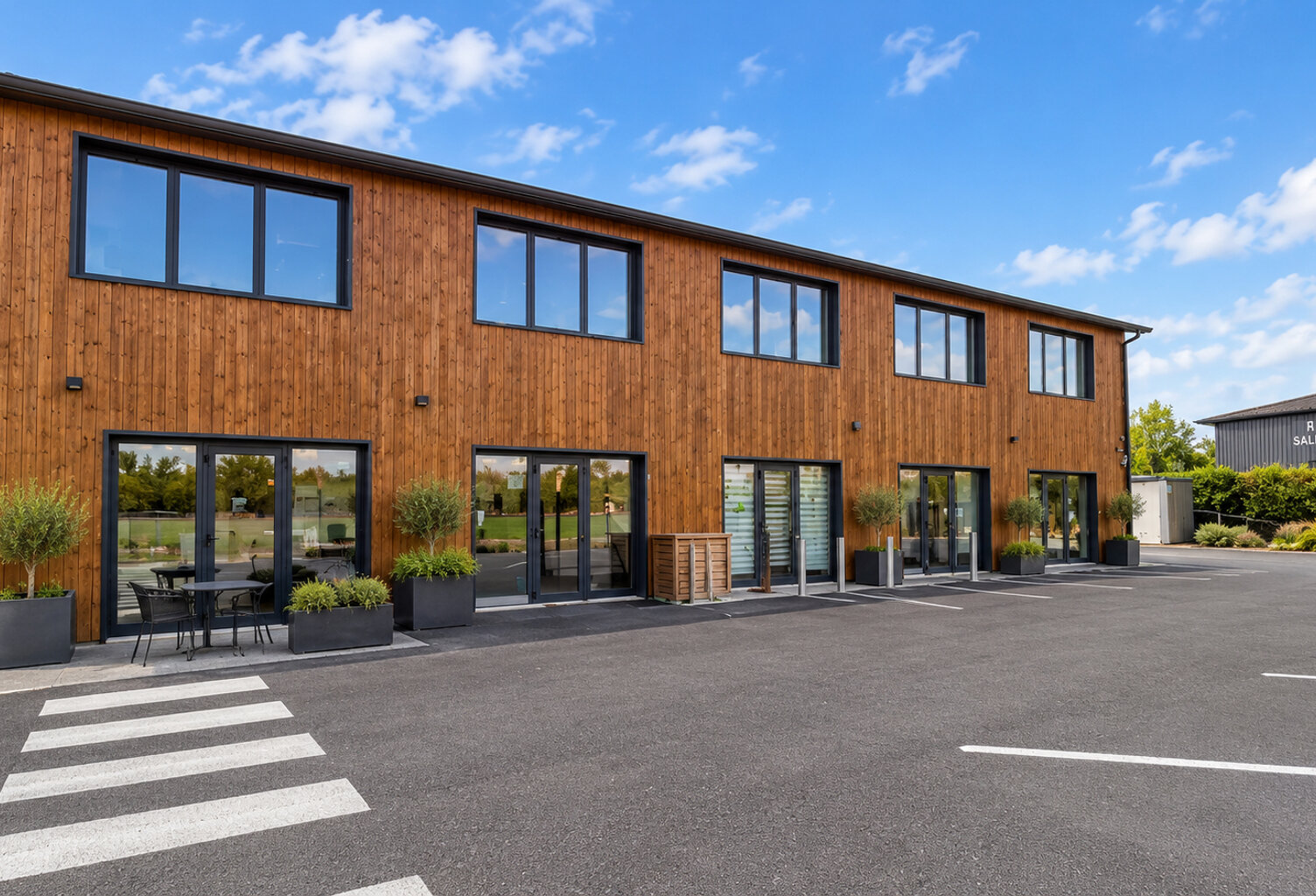 À LOUER ENSEMBLE PROFESSIONNEL DE 6 BUREAUX DE 204 M² SECTEUR CAVIGNAC — photo 1