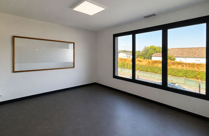 À LOUER ENSEMBLE PROFESSIONNEL DE 6 BUREAUX DE 204 M² SECTEUR CAVIGNAC — photo 3