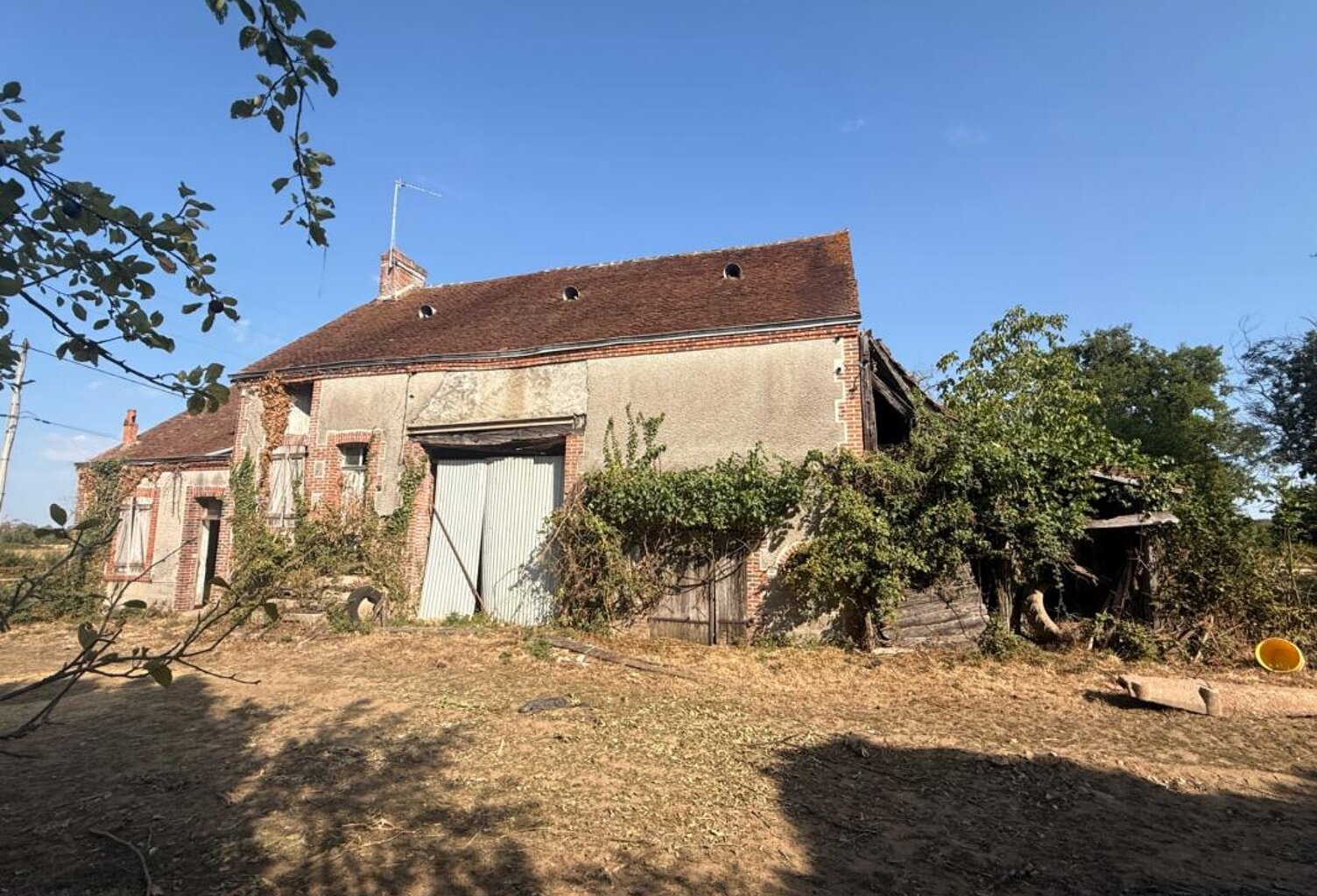 EN EXCLUSIVITE ! Ancienne petite ferme à restaurer 66m² avec dépandances terrain 2238m² 24500€ — photo 1