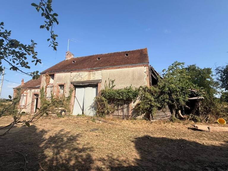 EN EXCLUSIVITE ! Ancienne petite ferme à restaurer 66m² avec dépandances terrain 2238m² 24500€ — photo 1