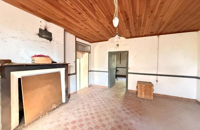 EN EXCLUSIVITE ! Ancienne petite ferme à restaurer 66m² avec dépandances terrain 2238m² 24500€ — photo 2