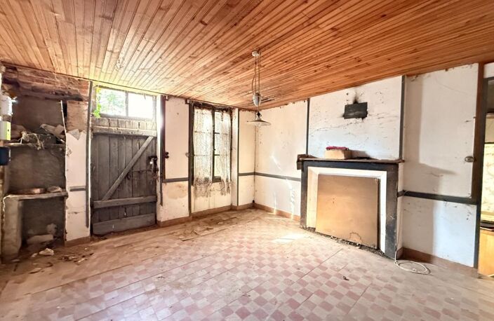 EN EXCLUSIVITE ! Ancienne petite ferme à restaurer 66m² avec dépandances terrain 2238m² 24500€ — photo 4
