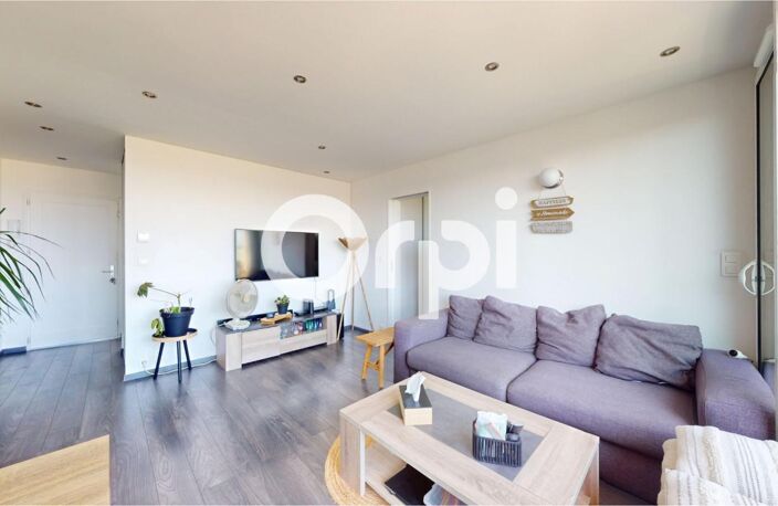 Bron – T3 en dernier étage, entièrement rénové, balcon, parking et cave – Coup de cœur assuré ! — photo 2